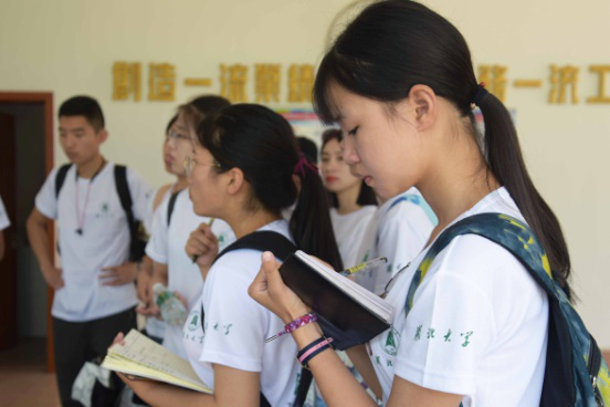 湖北大学A级内射毛片免费的学子暑期实践 考察长江经济带